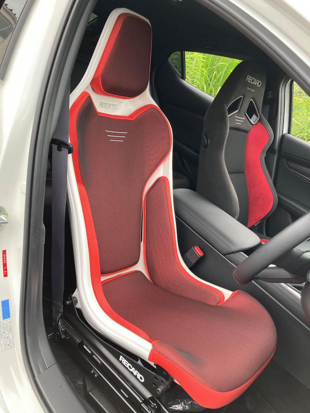 Recaro Japan RCS Fixed Bucket Seat - White Shell - Red Fabric - 81-087.20.621-0 - Rzcrewgarage